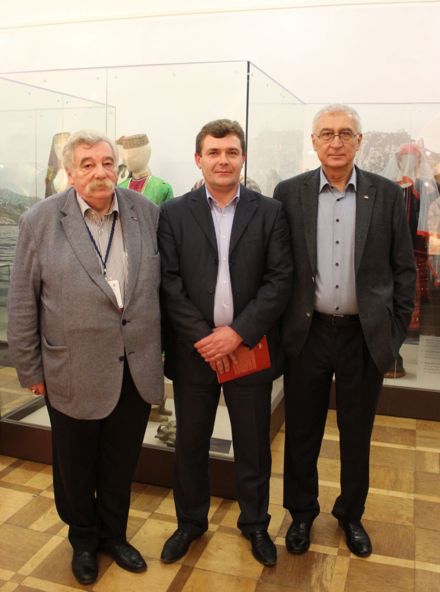 Слева направо: Владимир Грусман - дирекор РЭМ, Юрий Лаптев - директор КЭМ, Александр Мирин - зам. директора РЭМ