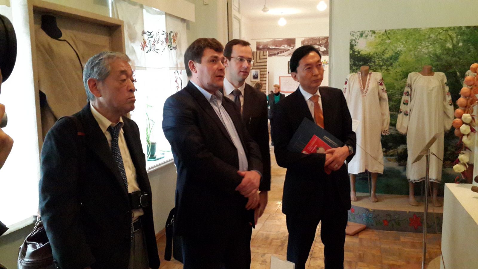Крімский єтнограический музей посетил єкс-премьер министр Японии